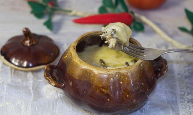 Рецепт жульена в горшочке с курицей и грибами