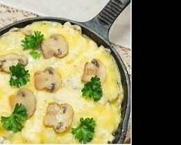 Жюльен с курицей и грибами на сковороде