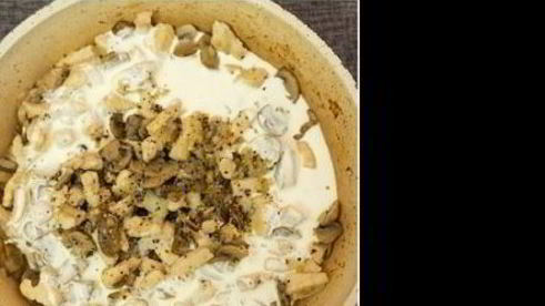 жюльен с курицей и грибами на сковороде