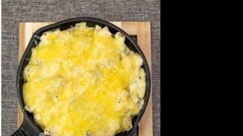 жюльен с курицей и грибами на сковороде