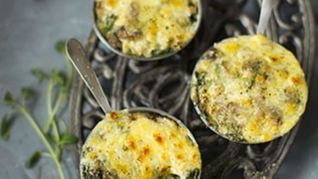 Жюльен с шампиньонами, белыми грибами и шпинатом